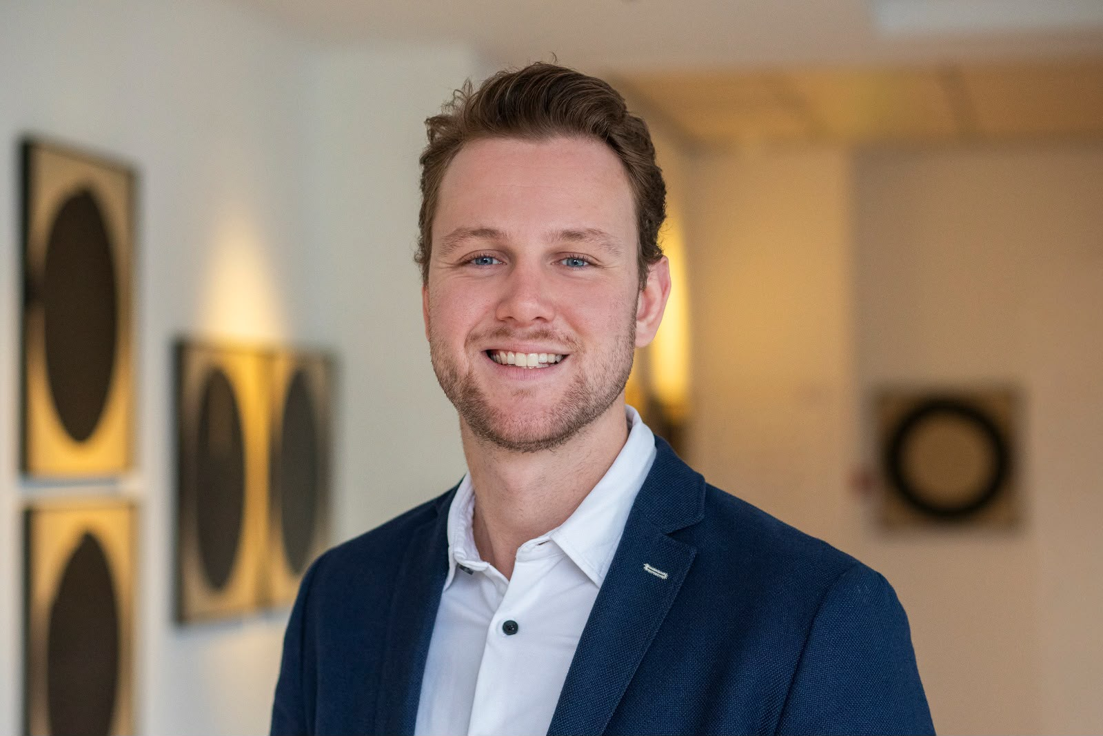 Terrence, oprichter van Terrence Hospitality, in een hotelomgeving